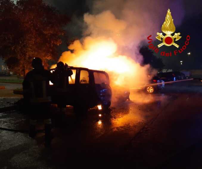Galleria foto 'Notte di fuoco in Salento: tre auto distrutte dalle fiamme a Lecce, una a Novoli' - foto 1