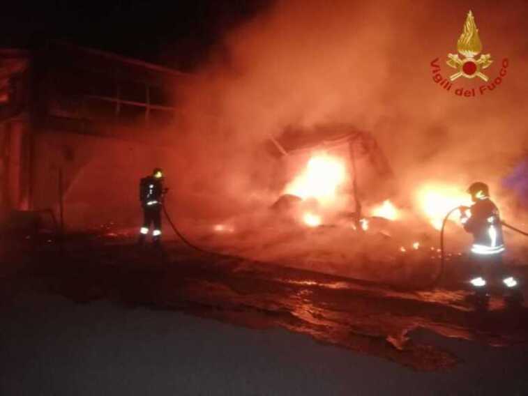 Incendi in 5 stabilimenti balneari a Scanzano Jonico nel maggio 2022: arrestato un 39enne – VIDEO