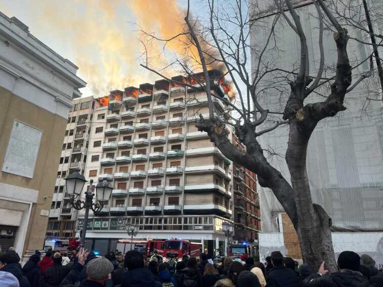 Galleria foto 'Paura a Taranto: incendio all’ultimo piano di uno stabile in pieno centro. Muore una 80enne – FOTO e VIDEO' - foto 3