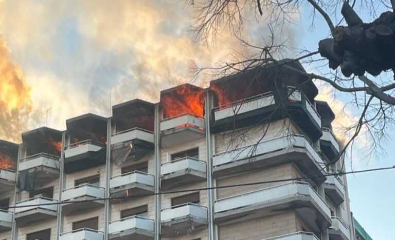 Paura a Taranto: incendio all’ultimo piano di uno stabile in pieno centro. Muore una 80enne – FOTO e VIDEO