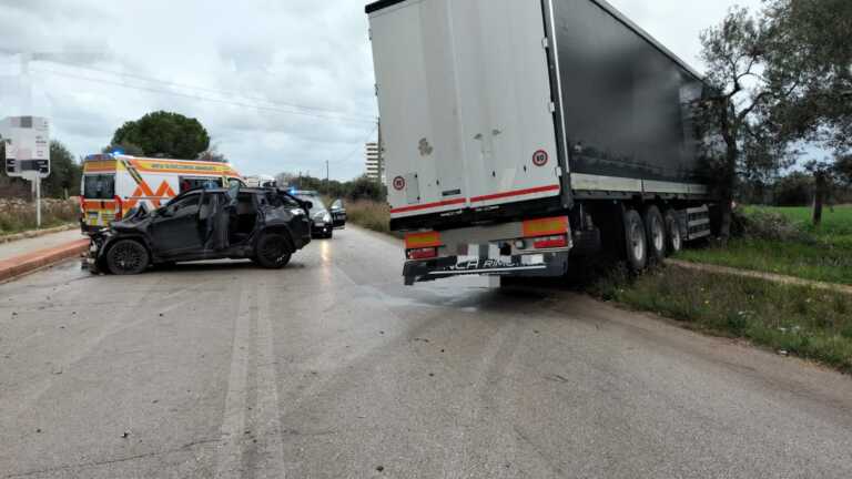 Galleria foto 'Auto contro un tir sulla provinciale tra Palese e Bitonto: nessuna conseguenza per i conducenti' - foto 1