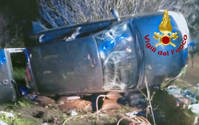 Finisce fuori strada con l’auto e si ribalta: in ospedale in codice rosso un 24enne di Campi Salentina