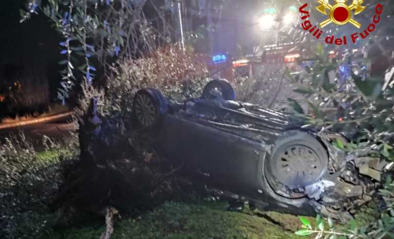Finisce contro un ulivo e l’auto prende fuoco: 26enne di Campi Salentina in ospedale
