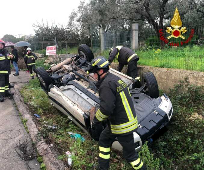 Salento, perde il controllo dell’auto che si ribalta fuori strada: illeso – VIDEO