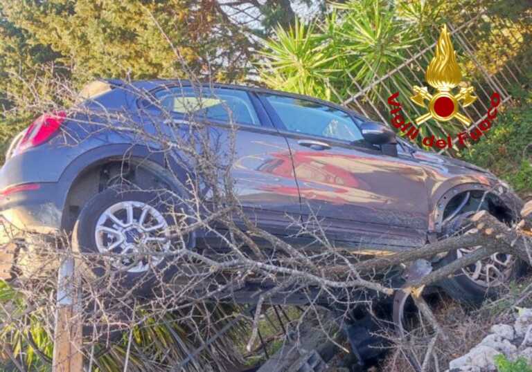 Finisce fuori strada e sfonda la ringhiera di un vivaio in Salento: illeso
