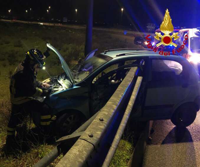Galleria foto 'Lecce, perde il controllo dell’auto e finisce contro il guard rail: 35enne in ospedale' - foto 1