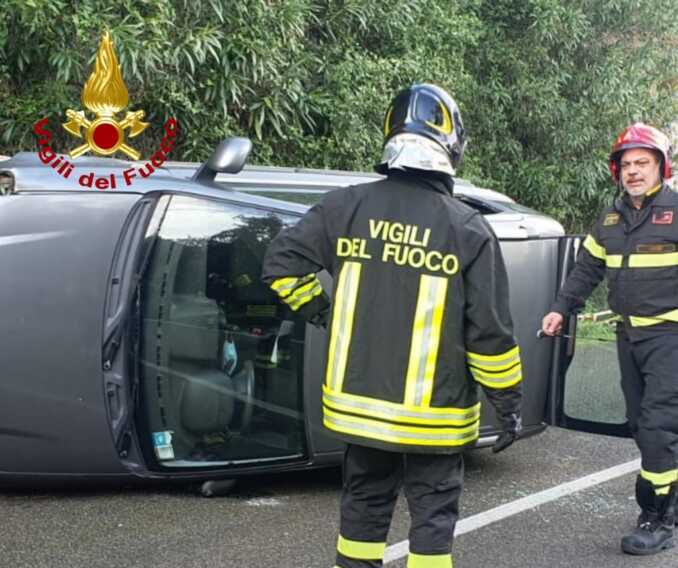 Galleria foto 'Tricase, perde il controllo del mezzo e finisce su un fianco: 57enne estratta dalle lamiere' - foto 1
