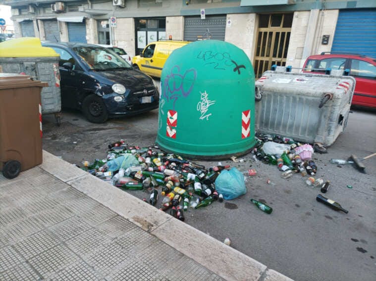 Galleria foto 'Malore alla guida e travolge i contenitori dei rifiuti: illesa una donna a Bari' - foto 1