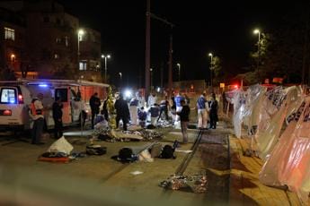 Galleria foto 'Israele, attentato sinagoga Gerusalemme: 15 arresti' - foto 1