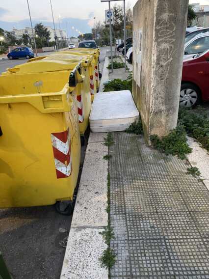 Bari, cresce il “turismo dei rifiuti”: oltre 2mila multe per i non residenti che gettano spazzatura in città