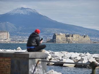 Galleria foto 'Maltempo Campania, prima neve sul Vesuvio: dalle 12 allerta arancione' - foto 1