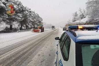 Galleria foto 'Maltempo in Italia, neve e gelo. Scuole chiuse, allerta per i fiumi' - foto 1