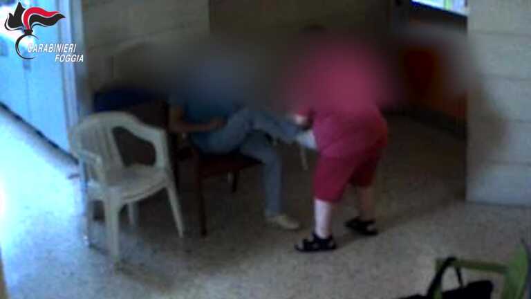 La clinica degli orrori a Foggia, degenti spinti a rapporti sessuali: «Vi spiego come si fa»