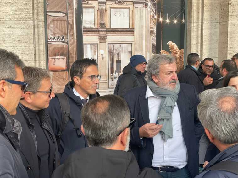 Ex Ilva, Emiliano a Roma con i sindacati e le istituzioni locali: «Il Parlamento li ascolti» – FOTO e VIDEO Ex Ilva, Emiliano a Roma con i sindacati e le istituzioni locali: «Il Parlamento li ascolti» – FOTO e VIDEO