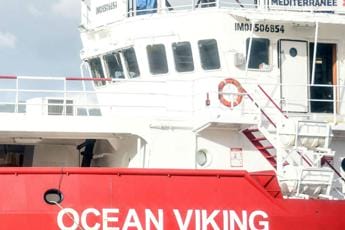 Galleria foto 'Migranti, Ocean Viking verso Ancona: “Attraversiamo tempesta”' - foto 1