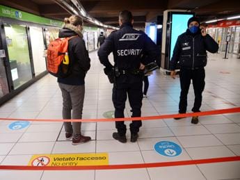 Galleria foto 'Milano, 17enne sotto la metro a Cadorna: ricoverato in codice rosso' - foto 1