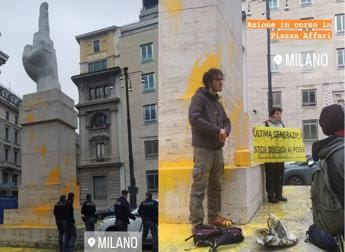 Galleria foto 'Milano, attivisti Ultima generazione imbrattano scultura di Cattelan' - foto 1