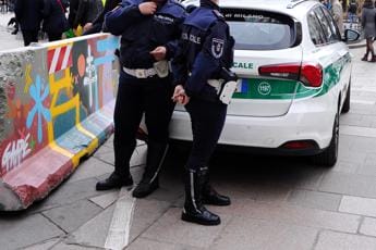 Galleria foto 'Milano, bruciata auto polizia locale: sospetti sugli anarchici' - foto 1