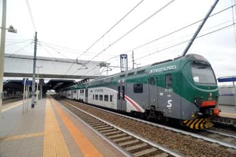 Galleria foto 'Milano, treno contro segnale in stazione Centrale: ritardi e deviazioni' - foto 1