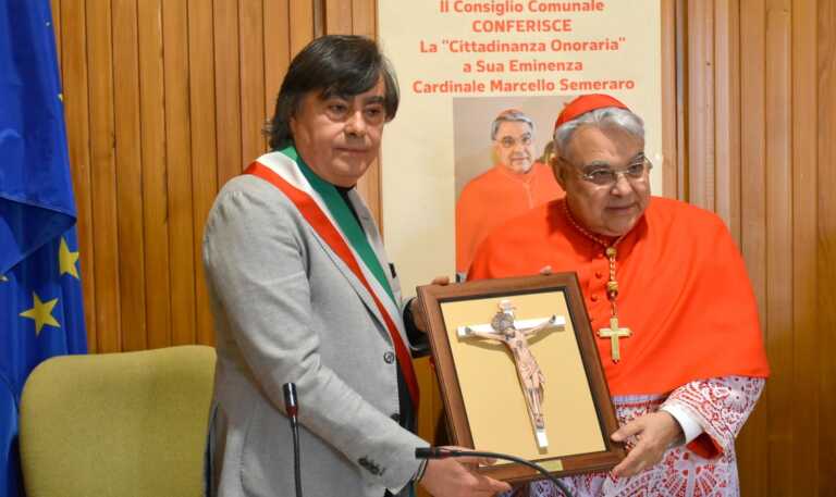 Gravina abbraccia il cardinale Semeraro: il porporato è cittadino onorario – VIDEO