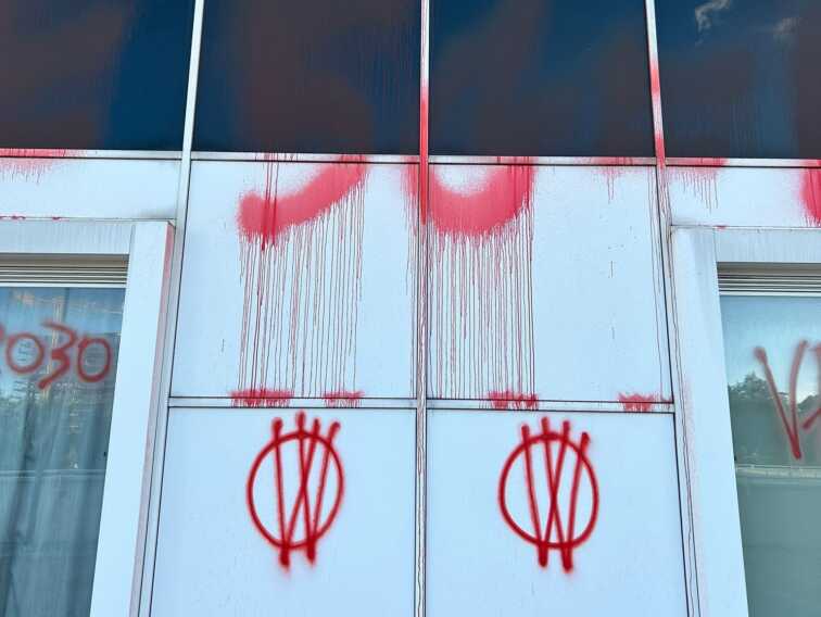 Scritte sui muri della sede Cgil a Bari, Gesmundo: «Siamo sotto attacco. I responsabili vanno individuati»