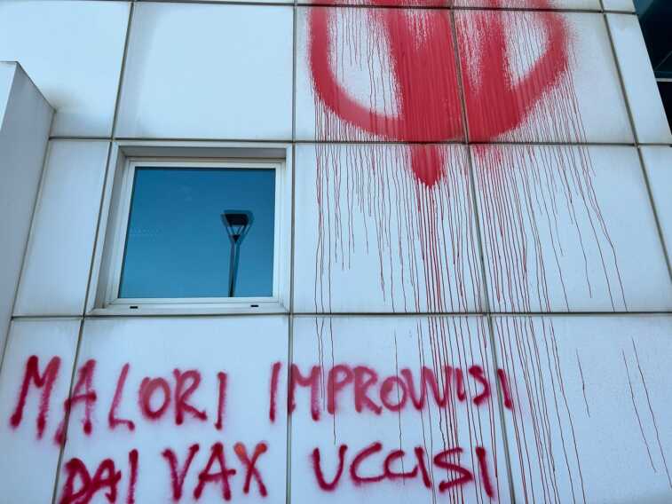 Bari, imbrattati i muri della sede Cgil a Japigia. Bucci: «Vogliono colpire la rappresentanza collettiva» – FOTO Bari, imbrattati i muri della sede Cgil a Japigia. Bucci: «Vogliono colpire la rappresentanza collettiva» – FOTO
