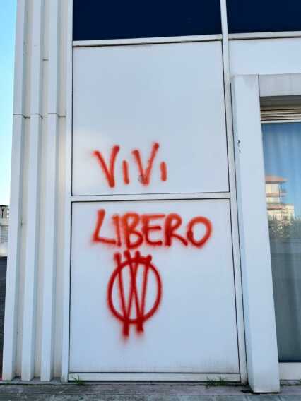 Galleria foto 'Bari, imbrattati i muri della sede Cgil a Japigia. Bucci: «Vogliono colpire la rappresentanza collettiva» – FOTO' - foto 6