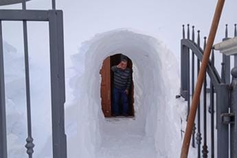 Galleria foto 'Neve in Abruzzo, scava un tunnel per uscire di casa' - foto 1