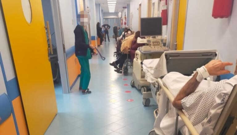 Copertino, letti nei corridoi e poco personale: «L’ospedale è in fase terminale»