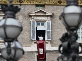 Galleria foto 'Papa Francesco battezza 13 bambini. “Preghiamo per mamme ucraine e russe”' - foto 1