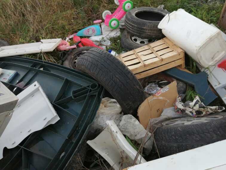 Galleria foto 'Bitetto, il parco Mater Domini dimenticato da anni e circondato da decine di discariche pericolose' - foto 1