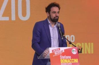 Galleria foto 'Pd, arriva Giarrusso: freddezza del comitato Bonaccini' - foto 1