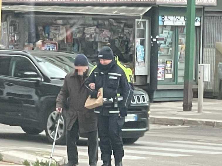 Galleria foto 'Bari, vigile aiuta un anziano ad attraversare nel traffico del mattino. Un cittadino: «Gesto pieno di umanità»' - foto 1