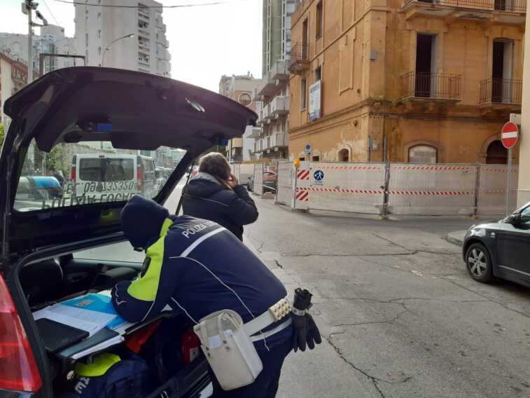 Taranto, parcheggio selvaggio in città: in un mese multate 1.200 auto