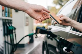Galleria foto 'Prezzi benzina, “in autostrada gasolio sfonda tetto 2,5 euro al litro”' - foto 1