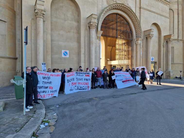 “Operazioni baciate” alla Popolare di Bari: nuove parti civili. E gli azionisti protestano