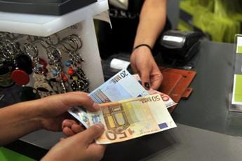 Rallenta l’inflazione, per ora troppo poco: cosa dicono i dati Istat