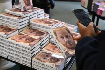 Galleria foto 'Record di vendite per il libro del principe Harry' - foto 1
