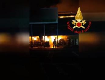 Galleria foto 'Roma, incendio in capannone Orizzonte a Castel Romano – Video' - foto 1