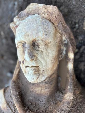 Galleria foto 'Roma, lavori in Parco Appia Antica: affiora statua di Ercole' - foto 1