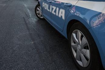 Galleria foto 'Roma, molotov davanti commissariato Prenestino a Roma: ipotesi anarchici' - foto 1