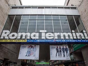 Galleria foto 'Roma, trolley incastrato: uomo muore travolto da treno a Termini' - foto 1