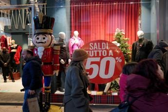 Saldi invernali 2023, da domani al via in tutte le regioni