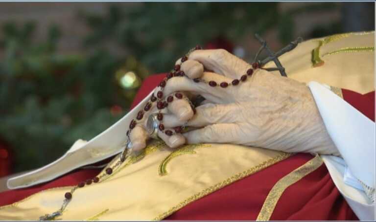 Ratzinger, in migliaia a Roma per l’ultimo saluto: c’è anche una delegazione da Bari