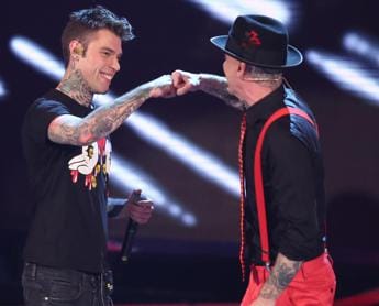 Galleria foto 'Sanremo 2023, spoilerati i duetti: Fedez-Articolo 31 e Cuccarini-Olly' - foto 1