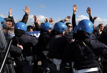Galleria foto 'Scontri ultras A1, in corso identificazioni: arrestato tifoso Roma' - foto 1