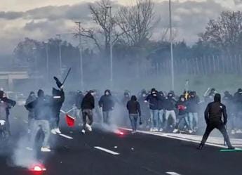 Galleria foto 'Scontri ultras, verso stop trasferte tifosi Roma e Napoli' - foto 1