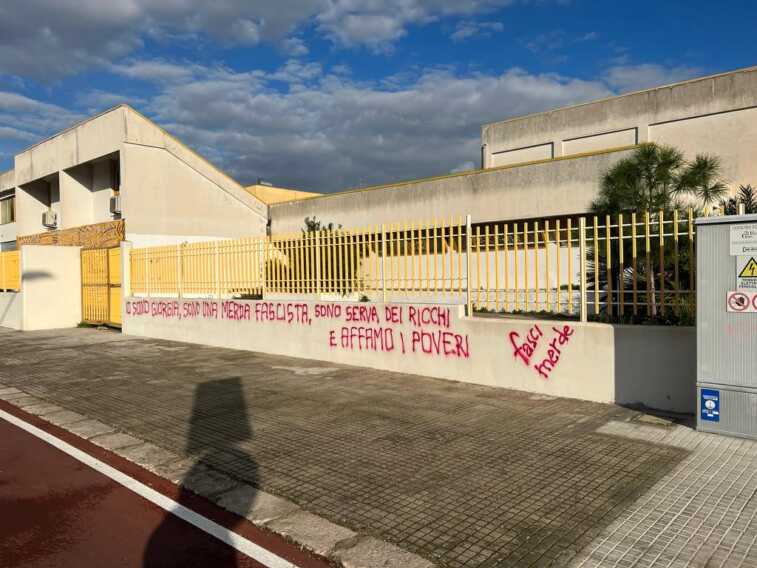 «Io sono Giorgia, fascista e serva dei ricchi»: scritta contro la premier sui muri di una scuola a Lecce