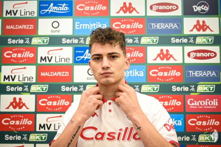 Calcio, la domenica dei fratelli Esposito tra Spezia, Bari e U20: Sebastiano nel match al San Nicola
