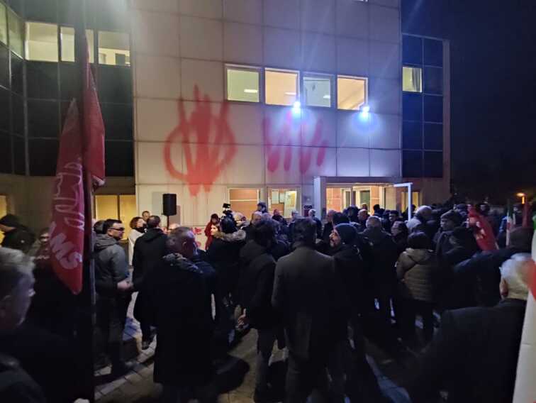 Bari, imbrattata la sede Cgil. Bucci: «Non è semplice folklore “no vax”. C’è chiara matrice neofascista» – FOTO e VIDEO